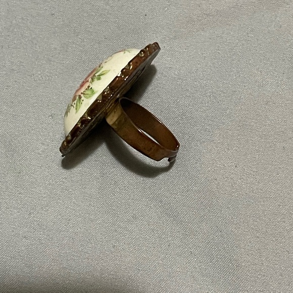 Vintage Floral Ring - Picture 3 of 4